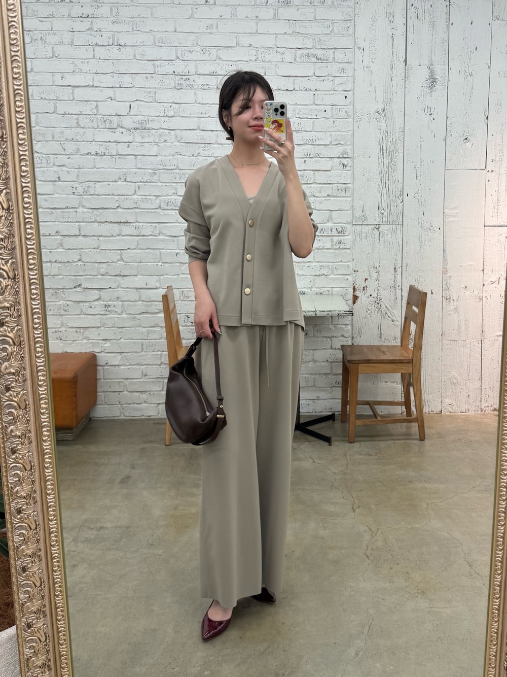 ベージュ系のカーディガン/ボレロ、ベージュ系のその他パンツ、ブラウン系のショルダーバッグを着用したレディースの秋コーディネートの1枚目の写真