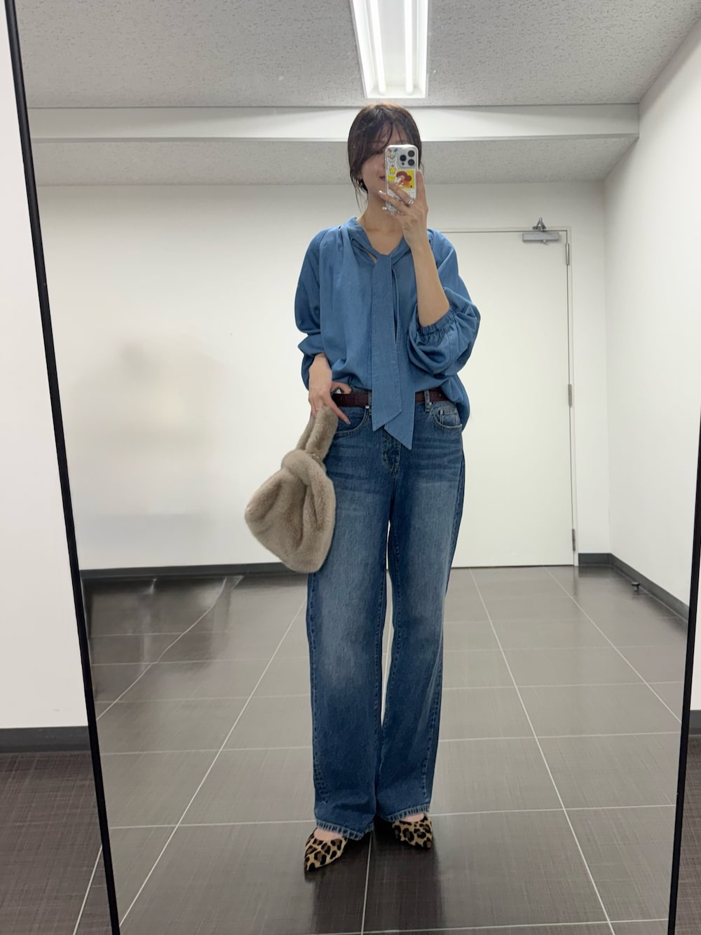 ブルー系のシャツ/ブラウス、ブルー系のデニムパンツ、ベージュ系のパンプスを着用したレディースの秋コーディネートの1枚目の写真