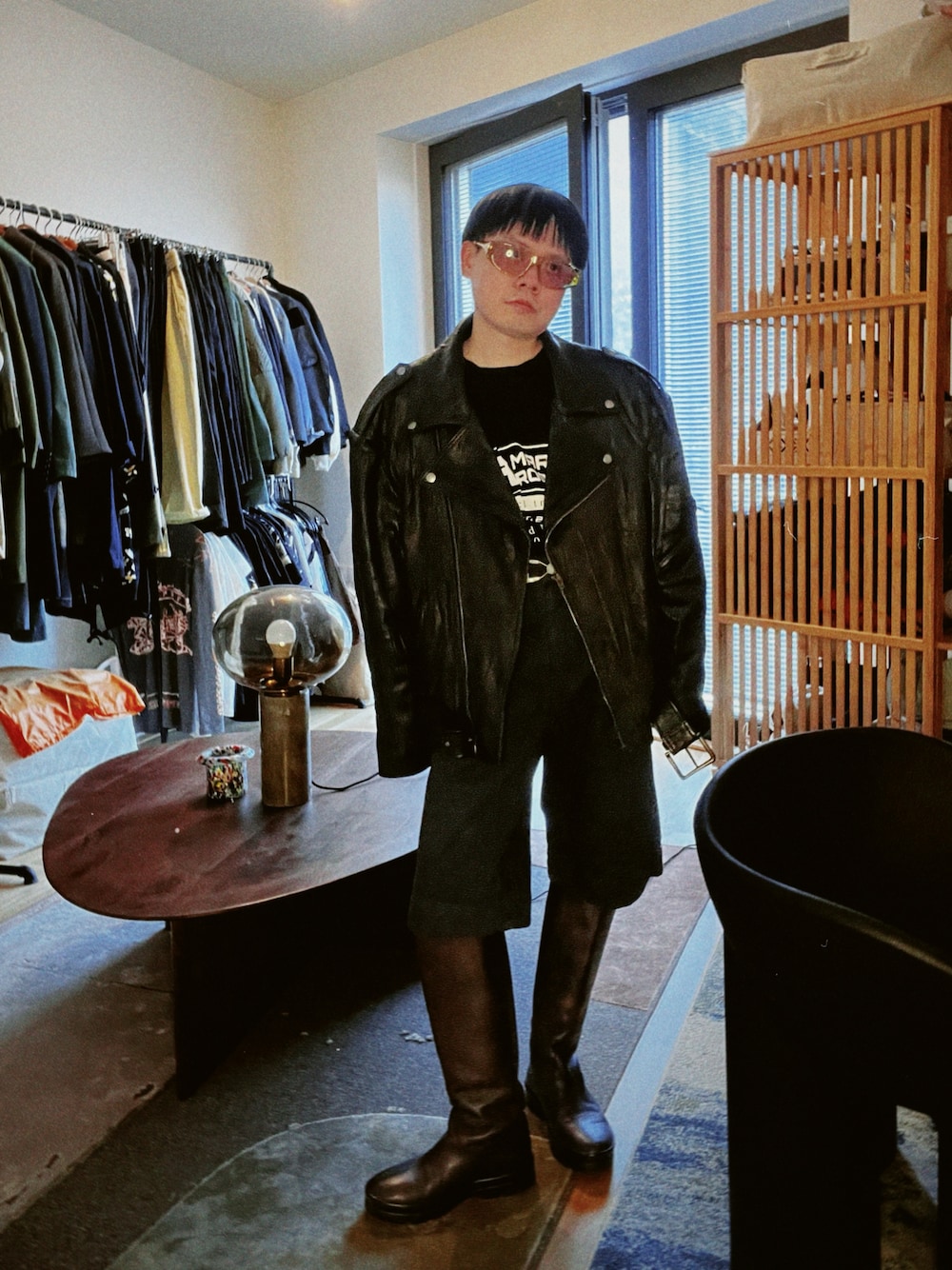 「秋っぽコーデ更新中、menswear、AcneStudios、therow、martinerose、ootd」｜「MARTINE ROSEのアイテム（Tシャツ/カットソー、ブラック系）」を使った、じゃいれん / Jirehさん（メンズ・165cm）の秋コーディネートの1枚目の写真