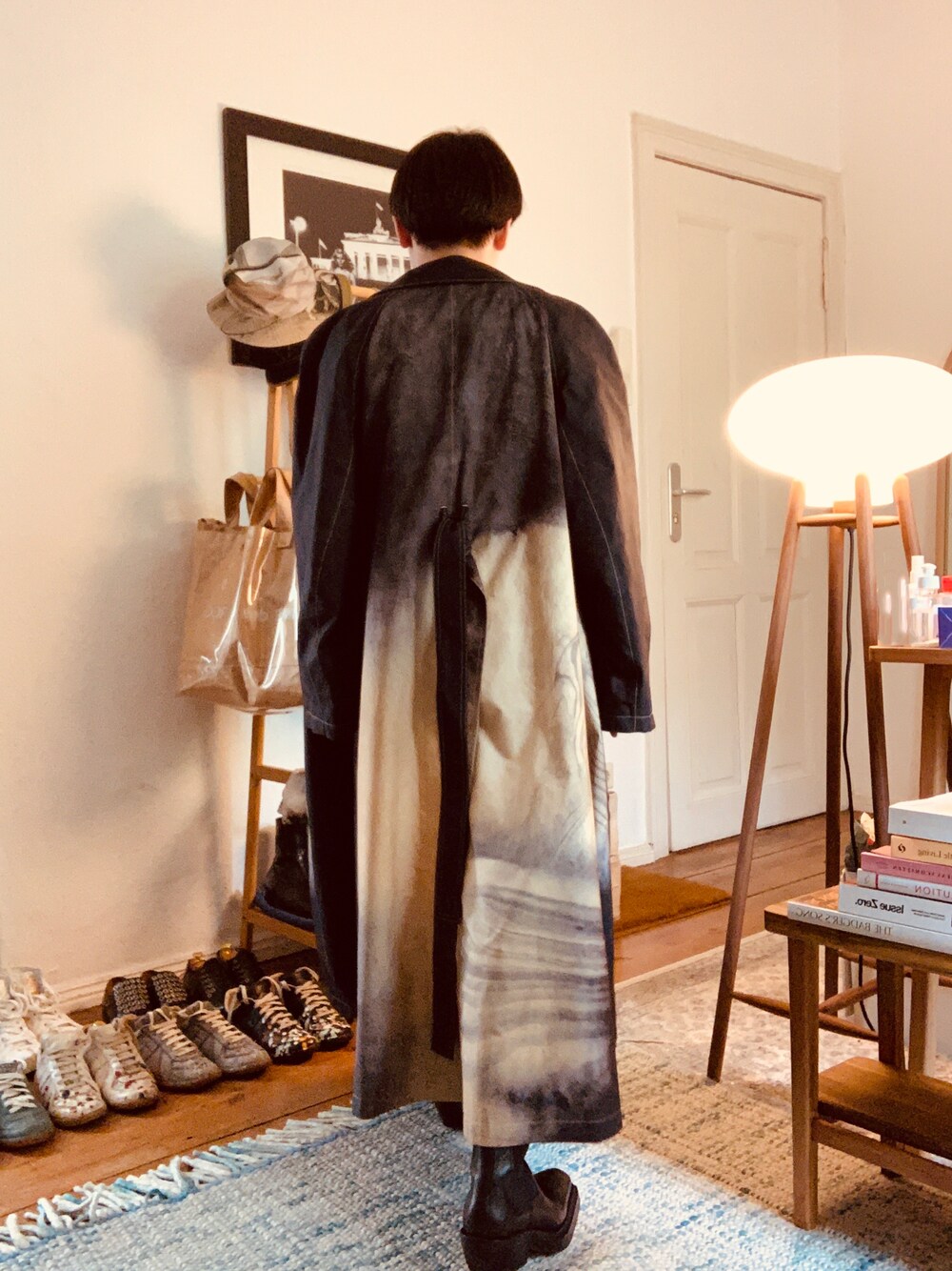 「LEMAIRE、BOTTEGA VENETA、men、ootd」｜「LEMAIREのアイテム（チェスターコート、その他）」を使った、じゃいれん / Jirehさん（メンズ・165cm）の秋コーディネートの1枚目の写真