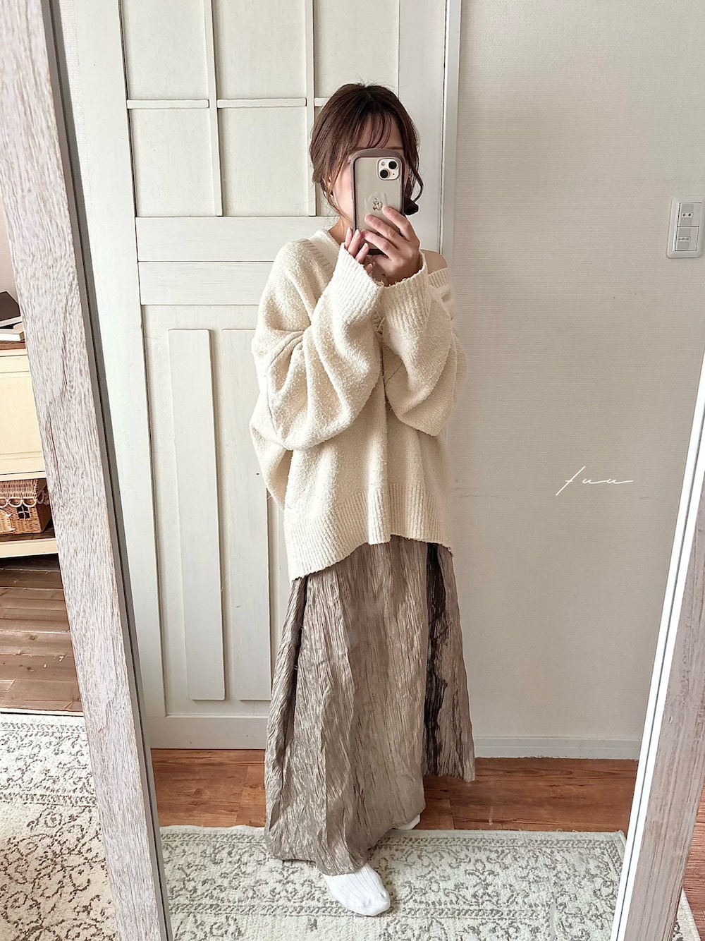 ホワイト系のニット/セーター、その他のスカートを着用したレディースの秋コーディネートの1枚目の写真