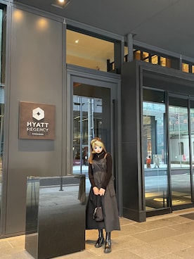 「巾着バッグ」｜「アイテム（ジャンパースカート）」を使った、siさん（レディース・159cm）の冬コーディネート