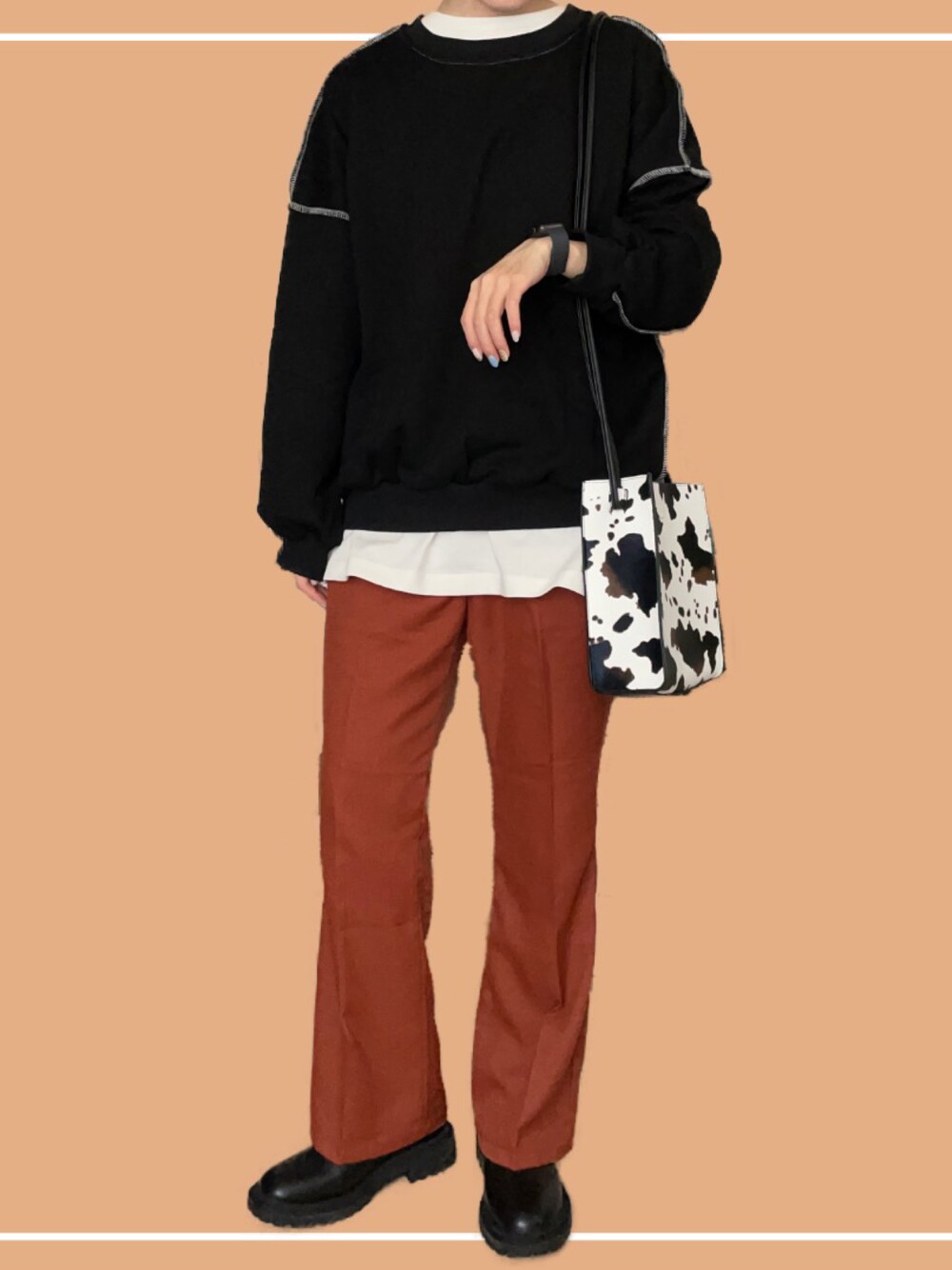 「秋服、プチプラコーデ、フレアパンツ、スウェット、ブーツ、GU、牛柄、JUNOAH、韓国ファッション」｜「JUNOAHのドロップショルダーデザイントレーナー（スウェット、ブラック系）」を使った、hakoさん（レディース・163cm）の秋コーディネートの1枚目の写真