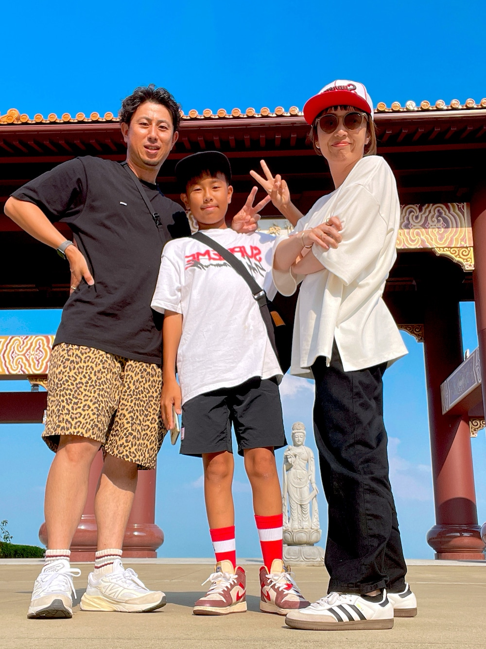 ホワイト系のスニーカーを着用したレディースの秋コーディネートの1枚目の写真