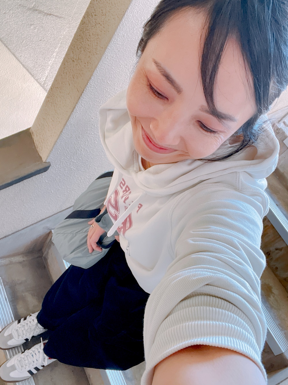「パーカー、ニコアンド、アディダス、パンツスタイル、ママコーデ、オトナカジュアル」｜「niko and...の[MODE NORM CORE]起毛ポケットバルーンパンツ（その他パンツ、ブラック系）」を使った、yuzuuu〜♡さん（レディース・159cm）の秋コーディネートの1枚目の写真