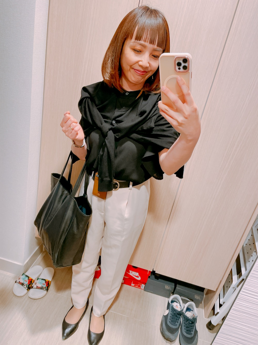 「通勤コーデ、仕事着、オトナ女子、キレイめ、パンツスタイル、パンプス、ママコーデ、カーディガン」｜「LEPSIMの【かんたんケアSET UP】美脚テーパード21SS　918858（スラックス、ベージュ系）」を使った、yuzuuu〜♡さん（レディース・159cm）の春コーディネートの1枚目の写真