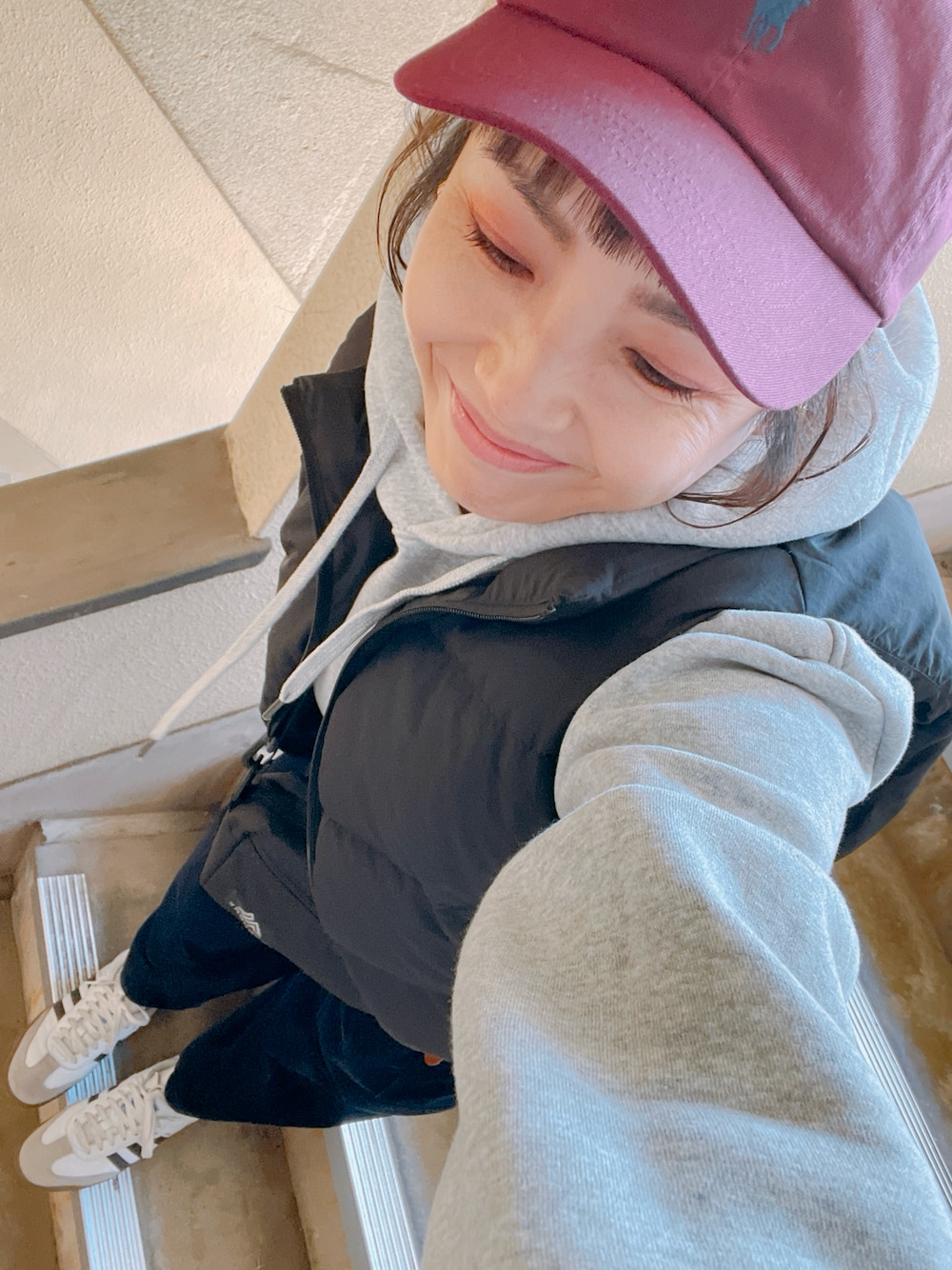 「今日のコーデ、キャップ、Polo Ralph Lauren、ベスト、ニコアンド、adidas、パーカー、ママコーデ、パーカーコーデ」｜「adidasのサンバ OG / SAMBA OG / アディダスオリジナルス adidas Originals（スニーカー、ホワイト系）」を使った、yuzuuu〜♡さん（レディース・159cm）の春コーディネートの1枚目の写真