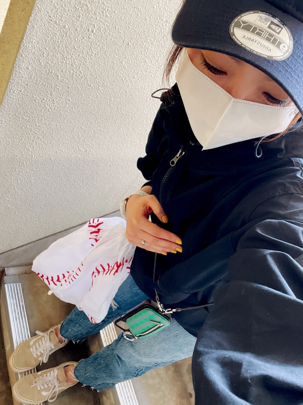 「野球観戦、大人カジュアル、ajew、バンズ、THE NORTH FACE、アノラックパーカー、デニムパンツ、デニム、エコバッグ、シャツコーデ、ママコーデ」｜「SLOBE IENAの【THE NORTH FACE/ノースフェイス】 Compact Anorakブルゾン（ブルゾン、ブラック系）」を使った、yuzuuu〜♡さん（レディース・159cm）の春コーディネートの1枚目の写真