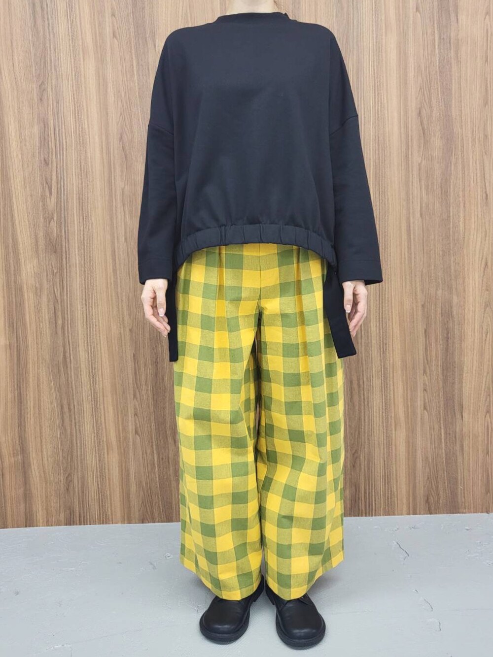 イエロー系のその他パンツ、ブラック系のスウェットを着用したレディースの冬コーディネートの1枚目の写真