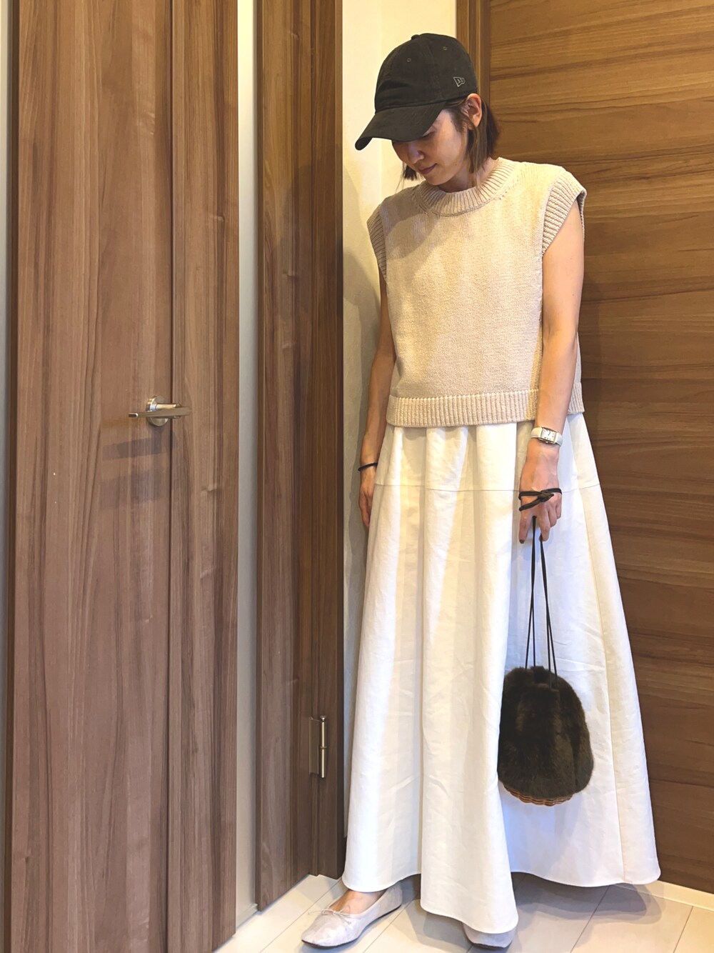 ベージュ系のニット/セーター、ブラウン系のショルダーバッグ、ホワイト系のワンピース/ドレスを着用したレディースの秋コーディネートの1枚目の写真