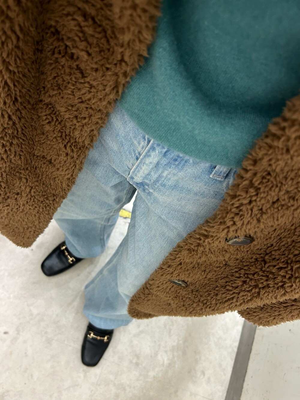 「UNIQLO」｜「UNIQLOのアイテム（デニムパンツ、ブルー系）」を使った、momokoさん（レディース・154cm）の冬コーディネートの1枚目の写真