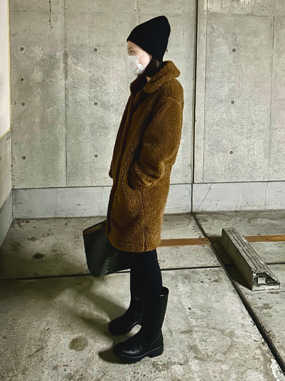 「UNIQLO、休日スタイル、オトナ女子、大人カジュアル、ラクチンコーデ、シンプルコーデ、大人かわいい、お洒落さんとつながりたい、低身長コーデ、ボアコート、黒、ニット帽」｜「UNIQLOのアイテム（ジャケット/アウター、ブラウン系）」を使った、momokoさん（レディース・154cm）の冬コーディネートの1枚目の写真