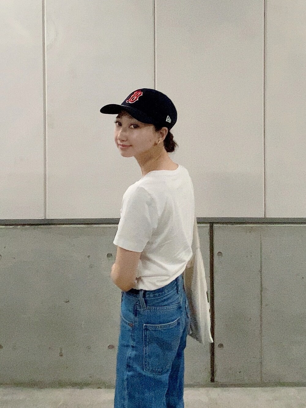 「カジュアルコーデ、お洒落さんとつながりたい、大人カジュアル、低身長コーデ、スニーカーコーデ、休日スタイル、UNIQLO、白Tシャツ、リーバイス、デニム、デニムパンツ、キャップ、シンプルコーデ、プチプラ、ユニクロ」｜「ShinzoneのNEW ERA Red Sox（キャップ、ブルー系）」を使った、momokoさん（レディース・154cm）の秋コーディネートの1枚目の写真