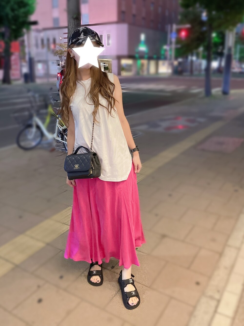「ロングスカート、アシンメトリートップス、ツイード、ツイードキャップ」｜「CHANELのアイテム（サンダル、ブラック系）」を使った、✭♡ayaka♡✭さん（レディース・156cm）の夏コーディネートの1枚目の写真