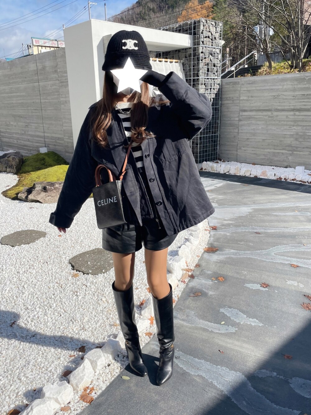 「ショートパンツ、フェイクレザー、フェイクレザーショートパンツ、フェイクレザーパンツ」｜「CELINEのアイテム（ブーツ、ブラック系）」を使った、✭♡ayaka♡✭さん（レディース・156cm）の秋コーディネートの1枚目の写真