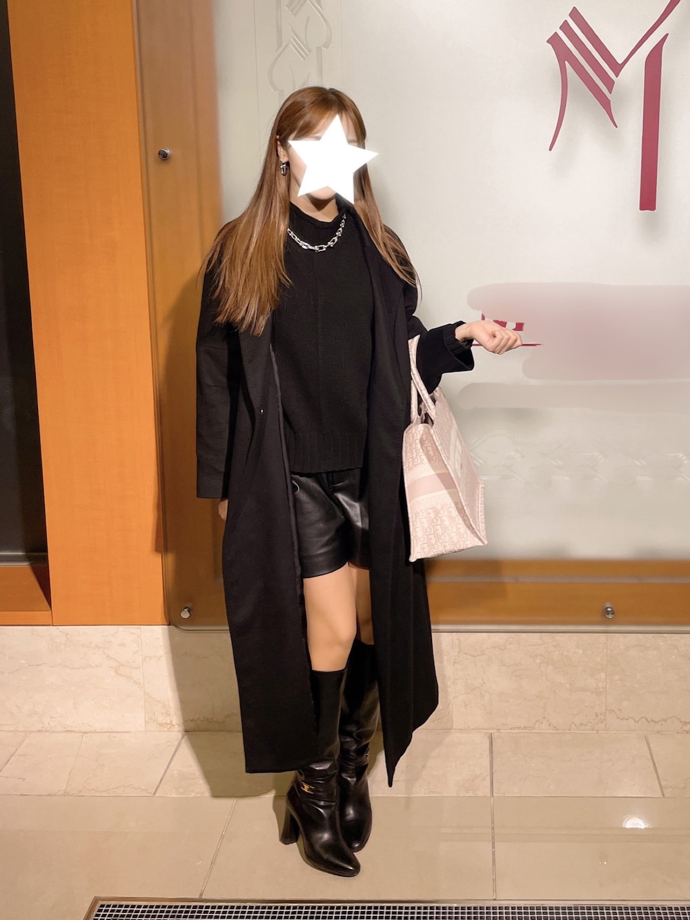 「ハードウェア、フェイクレザーショートパンツ、フェイクレザー、ブックトート」｜「CELINEのアイテム（ブーツ、ブラック系）」を使った、✭♡ayaka♡✭さん（レディース・156cm）の冬コーディネートの1枚目の写真