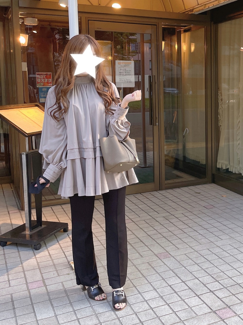 「TOD’SのTod's - Embellished Leather Mules - Black（サンダル、ブラック系）」を使った、✭♡ayaka♡✭さん（レディース・156cm）の秋コーディネートの1枚目の写真