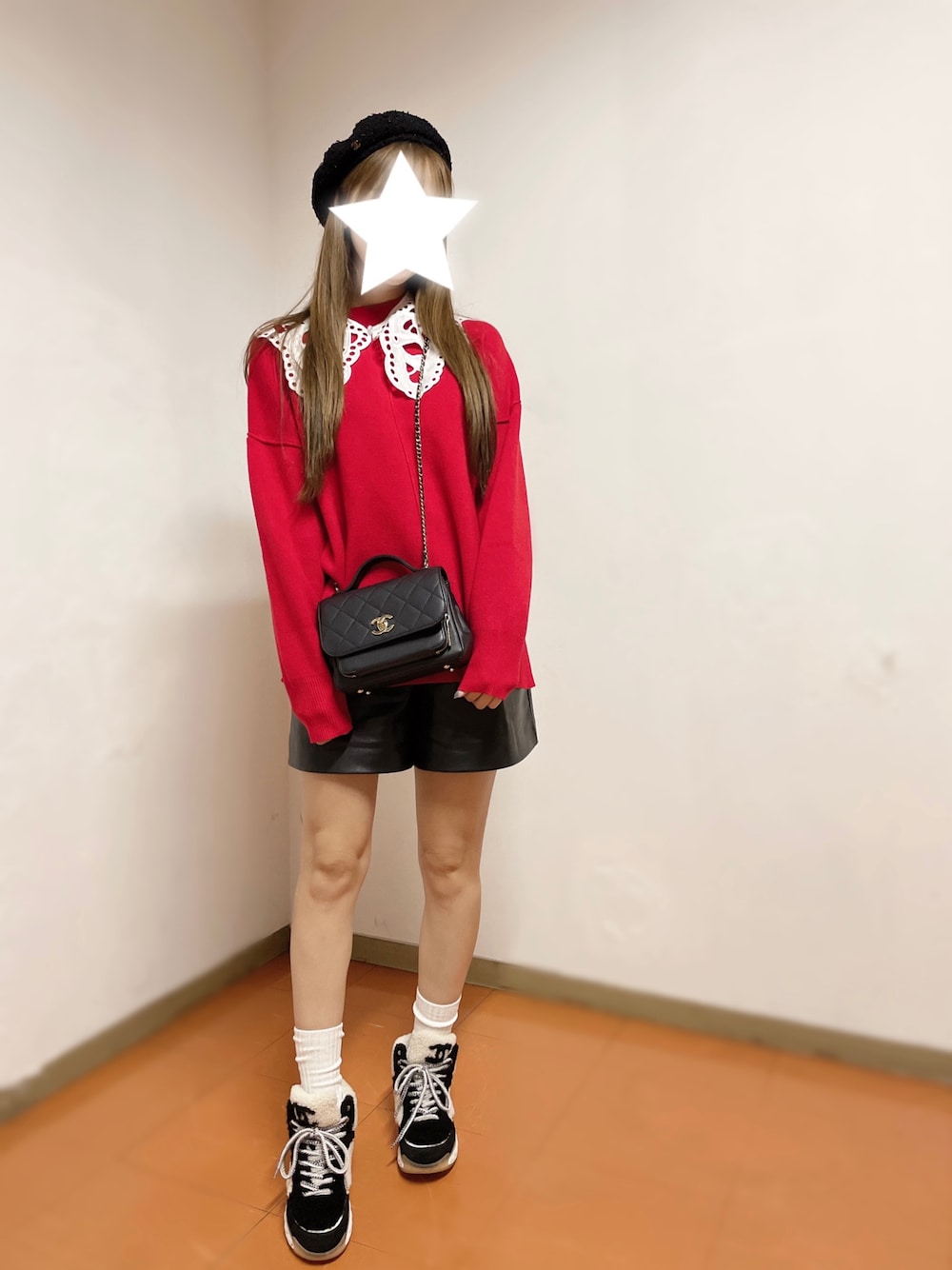 「ショートパンツ、フェイクレザー、フェイクレザーショートパンツ、フェイクレザーパンツ、ツイード」｜「CHANELのアイテム（スニーカー、ブラック系）」を使った、✭♡ayaka♡✭さん（レディース・156cm）の秋コーディネートの1枚目の写真