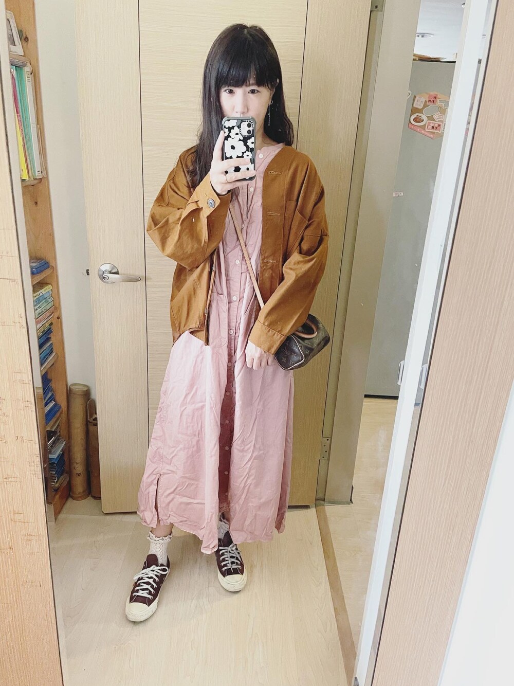 「harvesty、Samansa Mos2、converse、LouisVuitton、nano speedy、Taiwan」｜「LOUIS VUITTONの【国内配送】LOUIS VUITTON☆ナノ・スピーディ ショルダーバッグ（バックパック/リュック、その他）」を使った、Winnie C 🇹🇼さん（レディース・163cm）の秋コーディネートの1枚目の写真