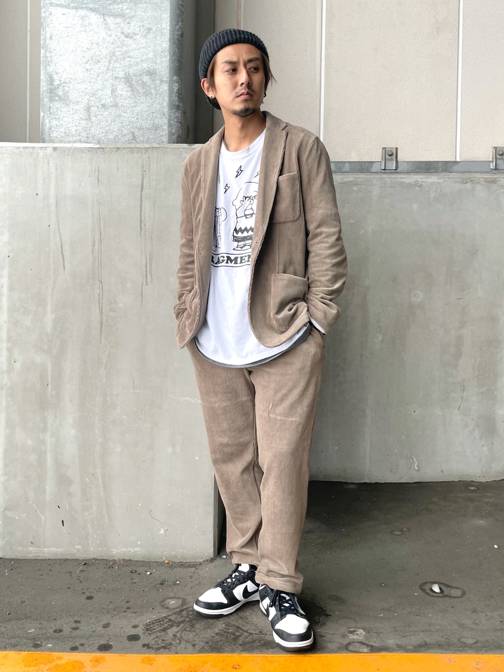 「セットアップ、シンプル、ストリート、ストリートMIX、ニット帽、スニーカーコーデ、ベージュ、ベージュコーデ、きれいめカジュアル、ワントーンコーデ、ゆるコーデ、リラックススタイル、キャラクターT、NIKE、おしゃれさんと繋がりたい」｜「NANO universeのアイテム（セットアップ、ベージュ系）」を使った、JUNYAさん（メンズ・171cm）の冬コーディネートの1枚目の写真