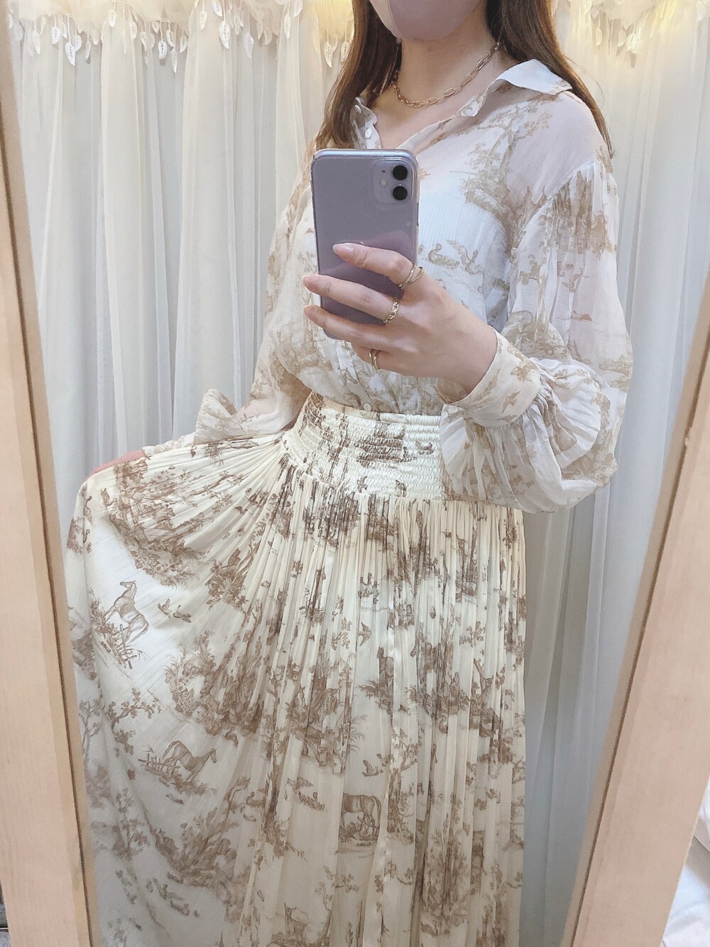 「秋コーデ、ボリューム袖、ビッグシルエット、高身長女子、ロングスカート、ブラウス、eimy istoire、ゴールドアクセ」｜「eimy istoireのアイテム（シャツ/ブラウス、ゴールド系）」を使った、よもぎさん（レディース・170cm）の秋コーディネートの1枚目の写真