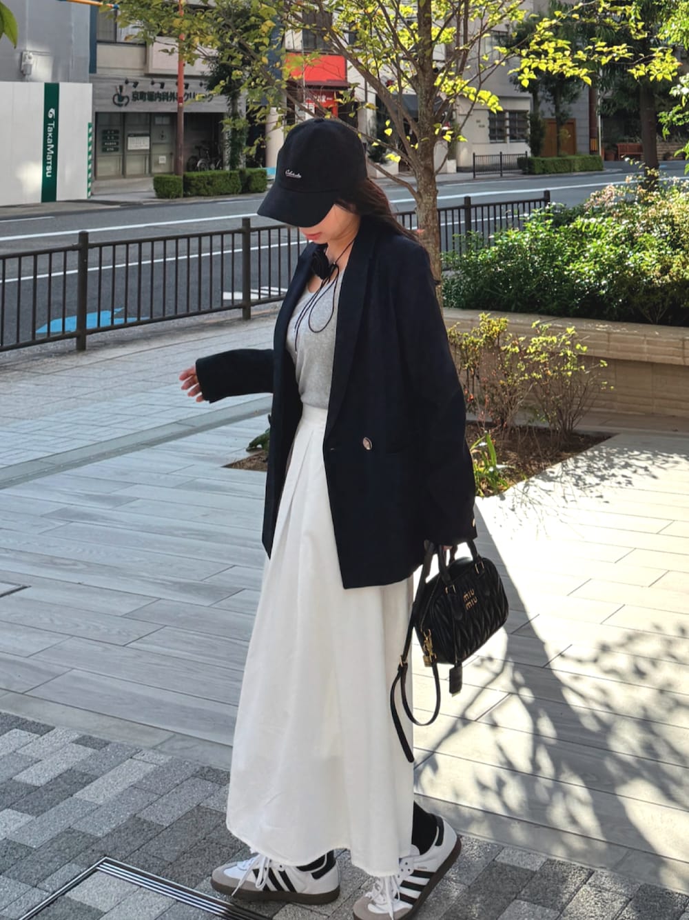 「春色、ジャケット、今日のコーデ、スカート、シンプルスタイル、春先取り、UNIQLO」｜「NATURAL BEAUTY BASICのダブルブレストジャケット（テーラードジャケット、ブルー系）」を使った、amiさん（骨格ウェーブ・レディース・157cm）の春コーディネートの1枚目の写真