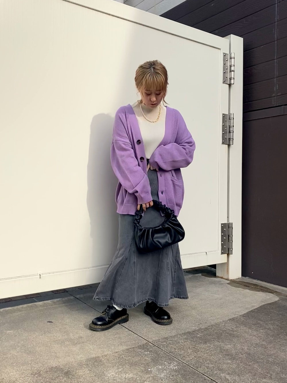 「春、オトナカジュアル、カジュアルコーデ、お洒落さんとつながりたい、ゆるコーデ、春夏コーデ、低身長コーデ、きれいめコーディネート、ミニバッグ、パープル、デニム、デニムスカート、春アウター」｜「Thevonの袖先配色プリーツメローインナー（Tシャツ/カットソー、ホワイト系）」を使った、azuさん（レディース・150cm）の春コーディネートの1枚目の写真
