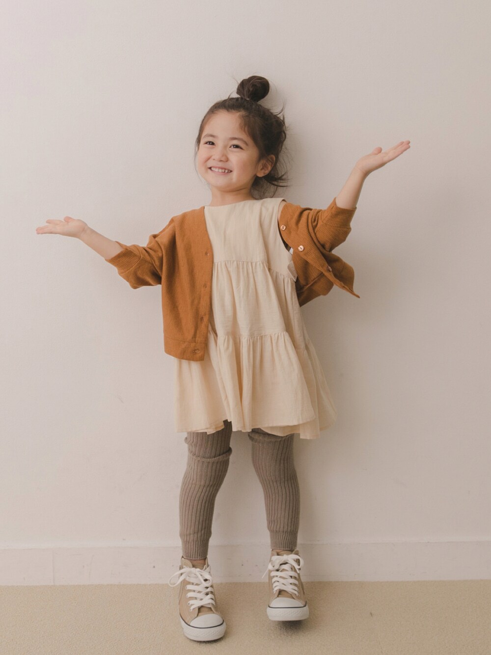 「URBAN RESEARCH DOORS、URBAN RESEARCH　DOORS　KIDS、DOORS KIDS、キッズコーデ、キッズファッション、女の子コーデ、ワンピース、カーディガン」｜「URBAN RESEARCH DOORSの【WEB限定】ドルマンカットソーカーディガン(KIDS)（カーディガン/ボレロ、イエロー系）」を使った、DOORS KIDSさん（レディース・102cm）の夏コーディネートの1枚目の写真