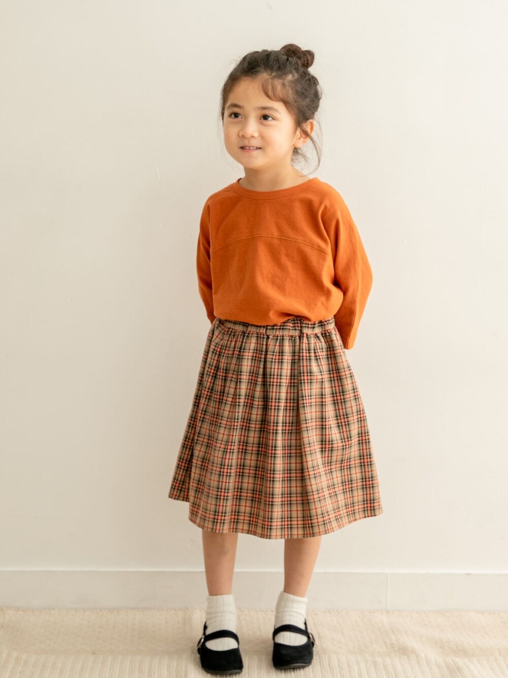 「URBAN RESEARCH DOORS、URBAN RESEARCH　DOORS　KIDS、DOORS KIDS、キッズコーデ、キッズファッション、秋コーデ、チェック、フレアスカート、スカートスタイル、女の子コーデ、きれいめカジュアル」｜「URBAN RESEARCH DOORSの梨地7分袖フットボールTシャツ(KIDS)（Tシャツ/カットソー、オレンジ系）」を使った、DOORS KIDSさん（レディース・102cm）の秋コーディネートの1枚目の写真