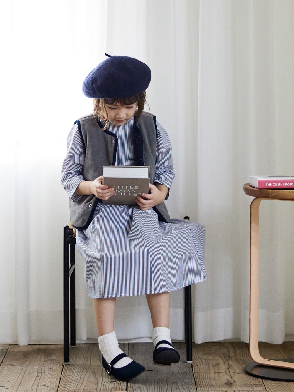 「URBAN RESEARCH DOORS、URBAN RESEARCH　DOORS　KIDS、DOORS KIDS、キッズコーデ、キッズファッション、キルティング、ベスト、リバーシブル、ワンピース、ストライプ、ベレー帽、レイヤードスタイル、おでかけ」｜「URBAN RESEARCH DOORSのウールベレー帽(KIDS)（ハンチング/ベレー帽、ブルー系）」を使った、DOORS KIDSさん（レディース・102cm）の冬コーディネートの1枚目の写真