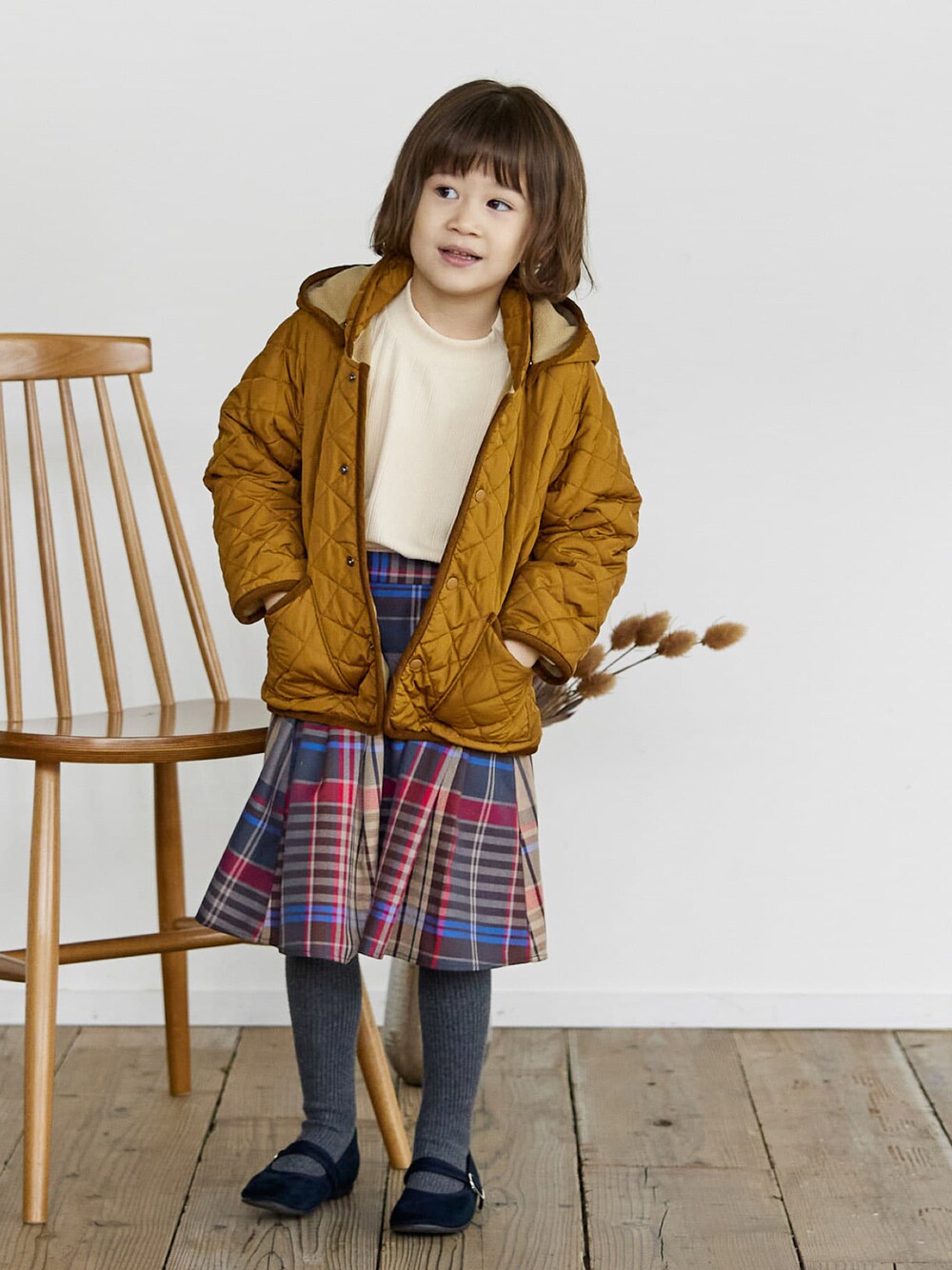 「URBAN RESEARCH DOORS、URBAN RESEARCH　DOORS　KIDS、DOORS KIDS、キッズコーデ、キッズファッション、キルティング、キルティングジャケット、チェックスカート、親子リンク、アウター、チェック、おでかけ、秋冬コーデ」｜「URBAN RESEARCH DOORSの『WEB/一部店舗限定』キルトジャケット(KIDS)（その他アウター、イエロー系）」を使った、DOORS KIDSさん（レディース・102cm）の冬コーディネートの1枚目の写真