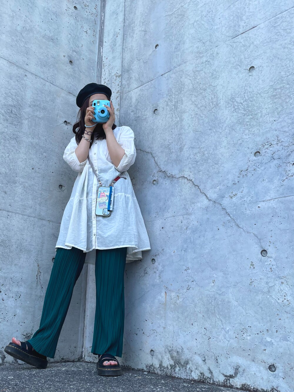 「カジュアル、初夏コーデ、シンプルコーデ、グリーン、シロシャツ」｜「earth music&ecologyのすきな丈プリーツパンツ＊（その他パンツ、グリーン系）」を使った、hikaruさん（レディース・153cm）の春コーディネートの1枚目の写真