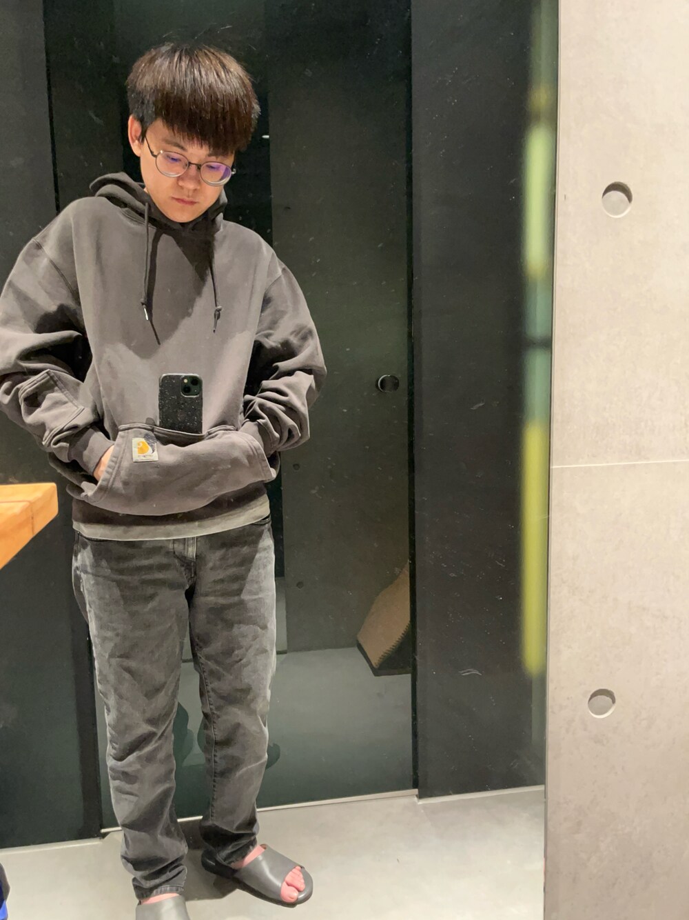 「DIESELのメンズ 22FW デニムパンツ レギュラー ストレート（デニムパンツ、グレー系）」を使った、魚魚(yuyu)さん（レディース・158cm）の冬コーディネートの1枚目の写真