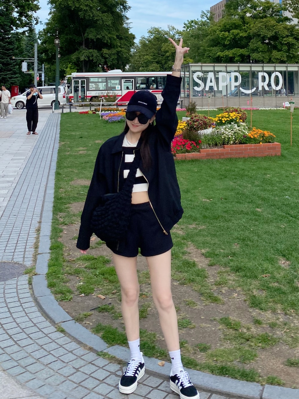 「夏コーデ、casual、休閒、機場穿搭、adidas、sneakers、shoopen、travel、black、夏服」｜「adidasのアイテム（シューズ、ブラック系）」を使った、Yun Luさん（レディース・163cm）の夏コーディネートの1枚目の写真