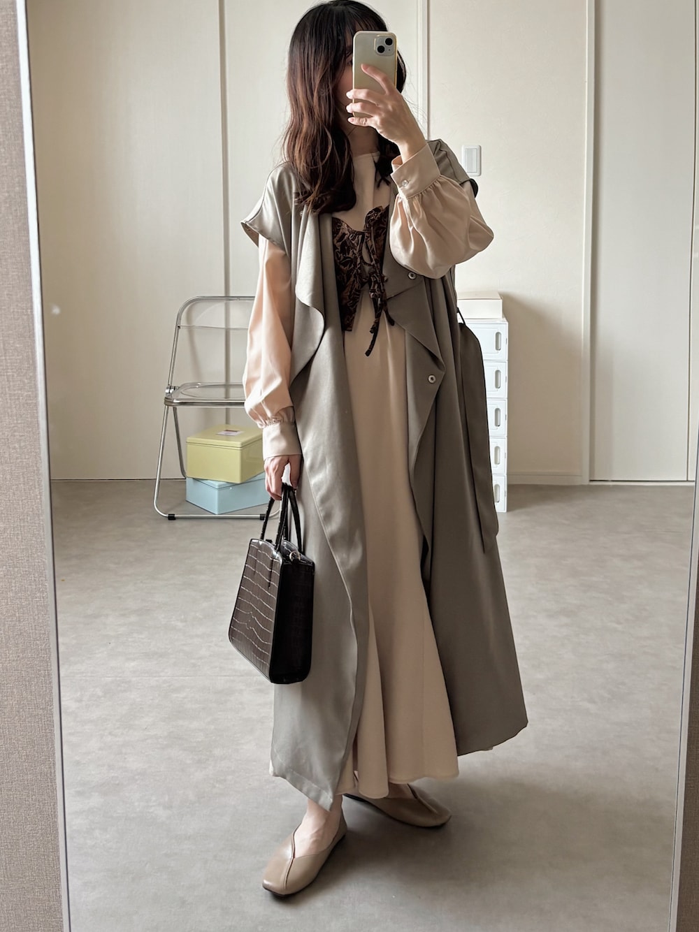 グレー系のパンプス、ブラウン系のワンピース、ブラウン系のショルダーバッグを着用したレディースの秋コーディネートの1枚目の写真