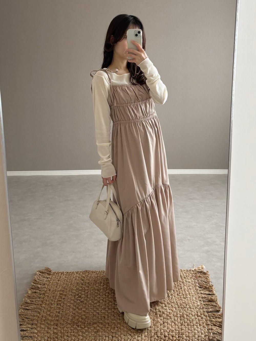 ホワイト系のTシャツ/カットソー、ベージュ系のワンピース/ドレス、ホワイト系のボストンバッグを着用したレディースの春コーディネートの1枚目の写真