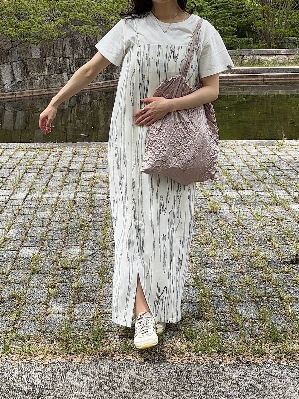 「ワンピース、休日スタイル、浴衣、ロゴT、シンプルコーデ、キャミワンピ、キャミワンピース、夏コーデ、白Tシャツ、プチプラ、マタニティコーデ、マタニティ、妊婦コーデ、妊婦」｜「U.S. POLO ASSN.のU.S. POLO ASSN. 8色展開 ワンポイント刺繍 コンパクトシルエット ベーシック Tシャツ（Tシャツ/カットソー、ホワイト系）」を使った、えだ( ¨̮ )さん（骨格ウェーブ・レディース・155cm）の夏コーディネートの1枚目の写真