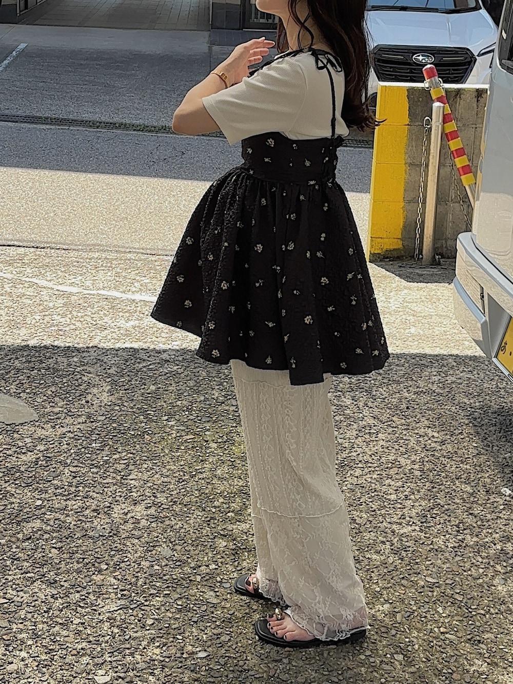ベージュ系のその他パンツ、ブラウン系のサンダル、ホワイト系のTシャツ/カットソーを着用したレディースの秋コーディネートの1枚目の写真