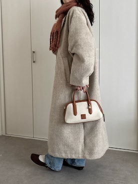 ノーカラーシャギーロングコートを使った人気ファッション