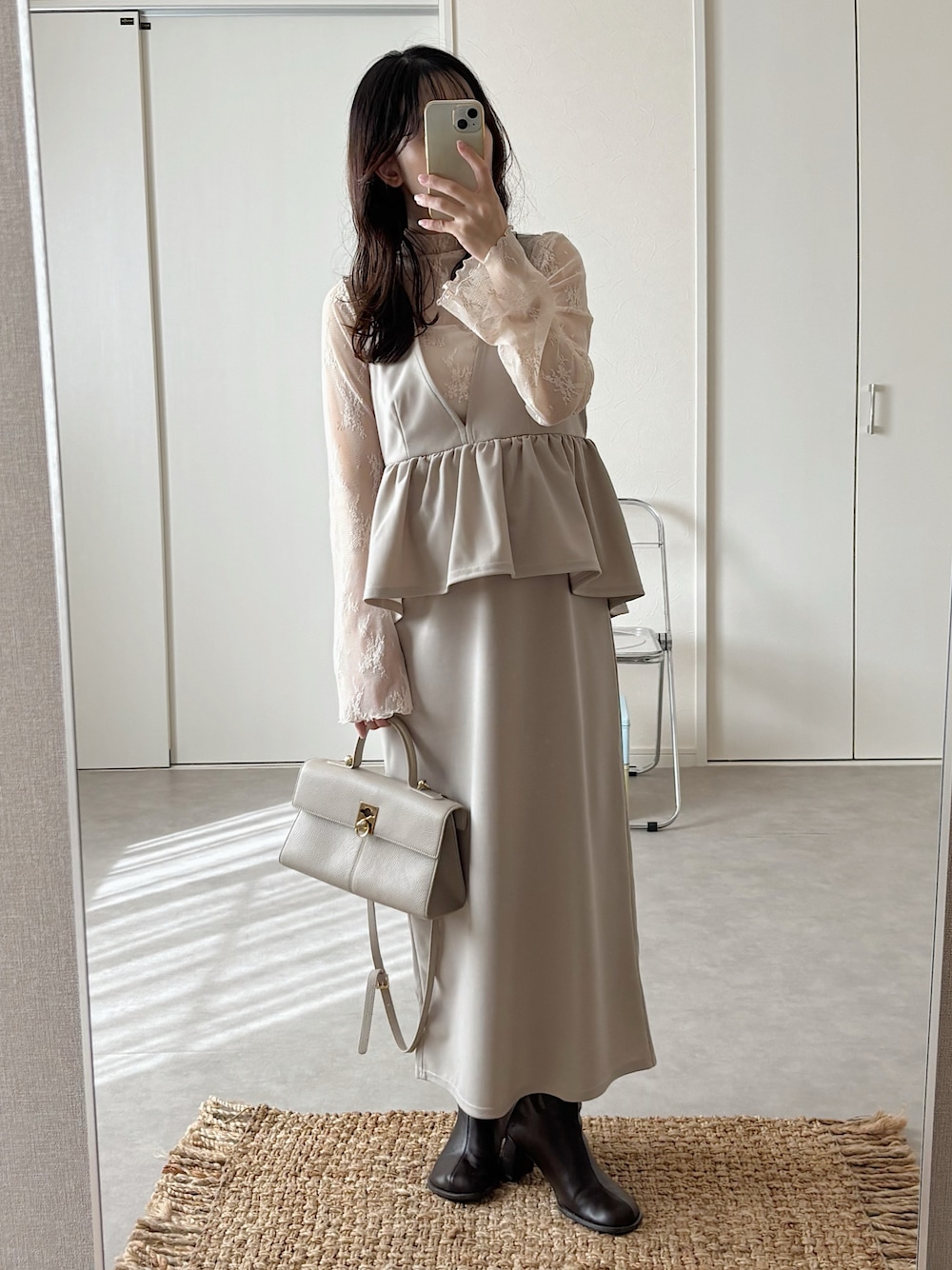 ベージュ系のジャンパースカート、ホワイト系のTシャツ/カットソー、ブラウン系のブーツを着用したレディースの秋コーディネートの1枚目の写真