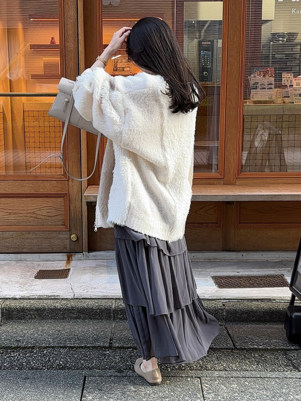 ホワイト系のカーディガン/ボレロ、グレー系のセットアップ、グレー系のパンプスを着用したレディースの秋コーディネートの1枚目の写真