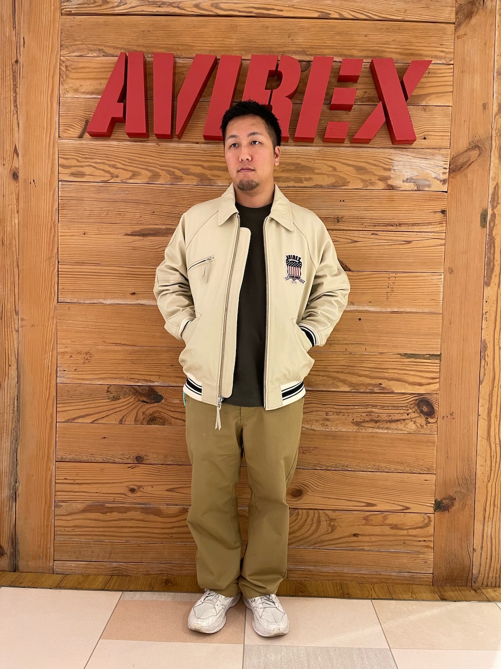 「レザー、レザージャケット、AVIREX、キレイめ、初秋コーデ、AVIREXBelle、いいね、save、フォローお願いします🤑、AVIREX町田店、ファッションの力を信じよう、AVIREX町田」｜「AVIREXのLIGHT SIGNATURE VARSITY JACKET / ライト シグネチャー バーシティ ジャケット / AVIREX / アヴィレックス（スタジャン、その他）」を使った、toshioさん（メンズ・169cm）の秋コーディネートの1枚目の写真