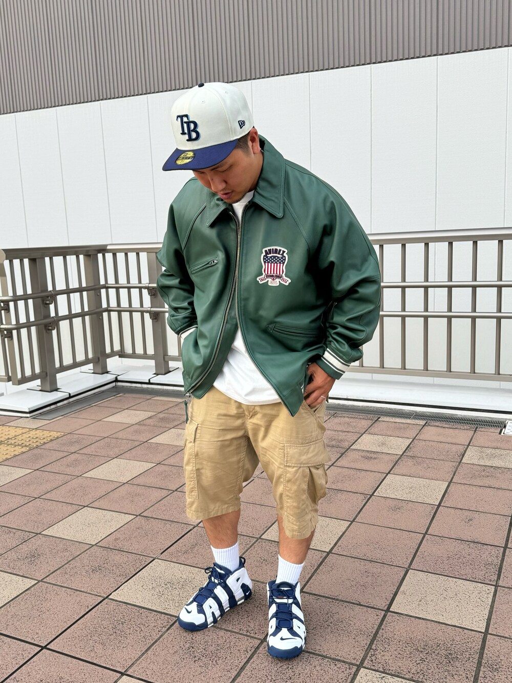 「AVIREX、AVIREXBelle、AVIREX海老名、ootd、ファッションの力を信じよう、ミリタリー、スタジャン、定番、ソックス、キャップ」｜「AVIREXのLIGHT SIGNATURE VARSITY JACKET / ライト シグネチャー バーシティ ジャケット / AVIREX / アヴィレックス（スタジャン、グリーン系）」を使った、toshioさん（メンズ・169cm）の夏コーディネートの1枚目の写真
