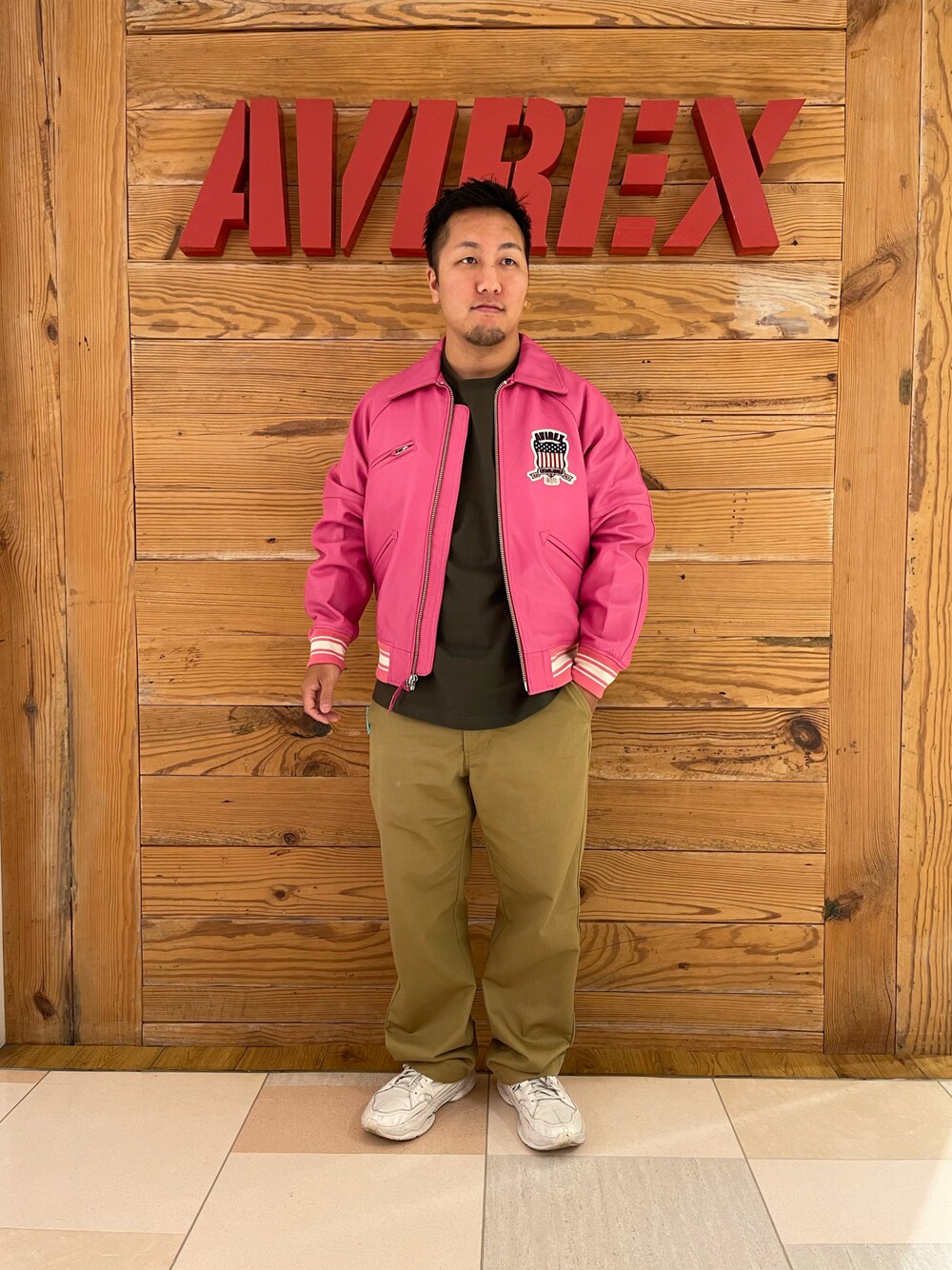 「レザー、ピンク、AVIREX、AVIREXBelle、いいね、save、フォローお願いします🤑、AVIREX町田店、ファッションの力を信じよう、AVIREX町田、秋服まるっと大公開」｜「AVIREXのLIGHT SIGNATURE VARSITY JACKET / ライト シグネチャー バーシティ ジャケット / AVIREX / アヴィレックス（スタジャン、その他）」を使った、toshioさん（メンズ・169cm）の秋コーディネートの1枚目の写真