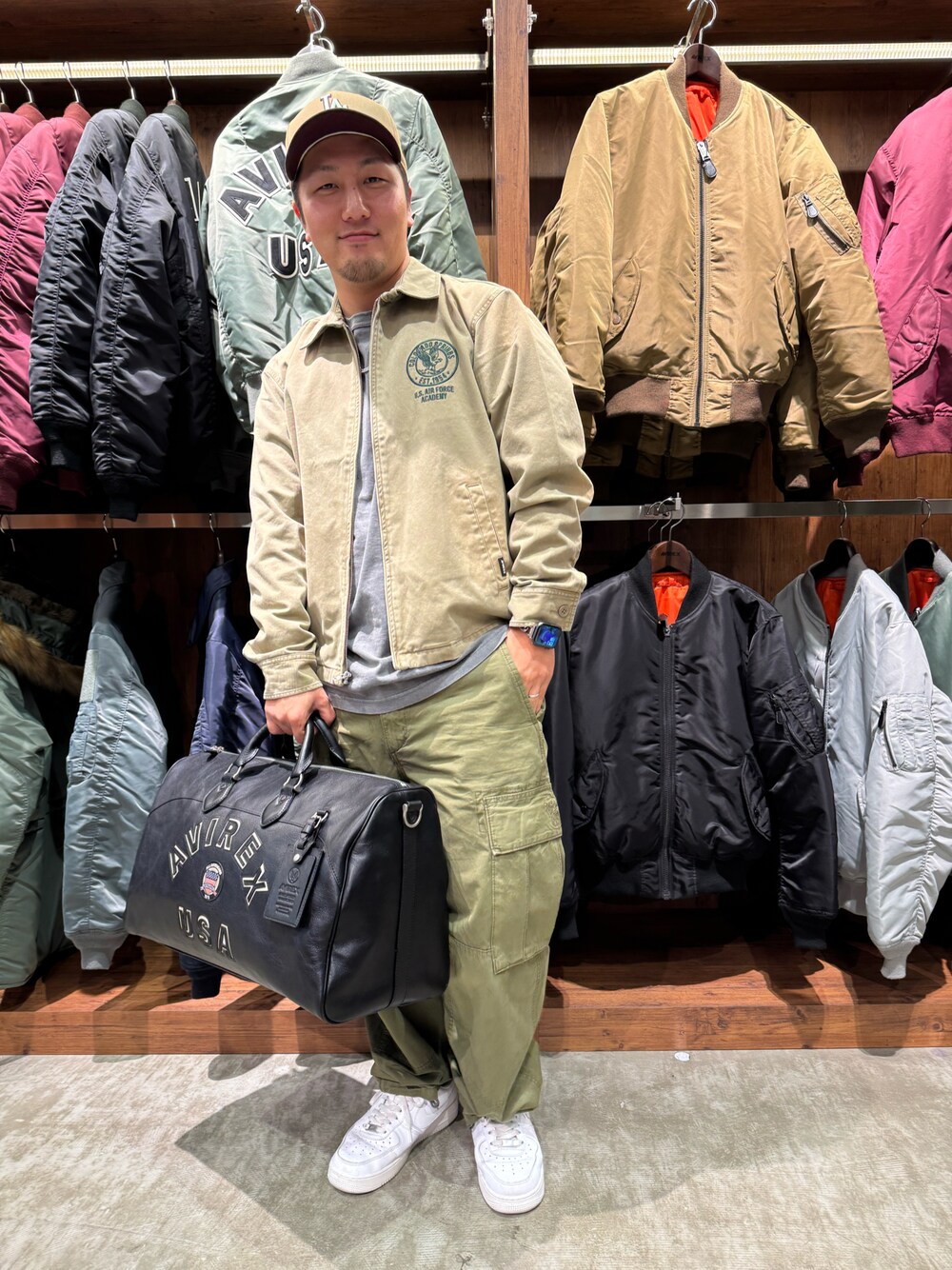 「AVIREX、AVIREXBelle、AVIREX海老名、AVIREX海老名店、新作、大人カジュアル、お出かけコーデ、ナバルカーゴ、アカデミージャケット、いいね、save、フォローお願いします🤑」｜「AVIREXのアイテム（ジャケット/アウター、レッド系）」を使った、toshioさん（メンズ・169cm）の冬コーディネートの1枚目の写真