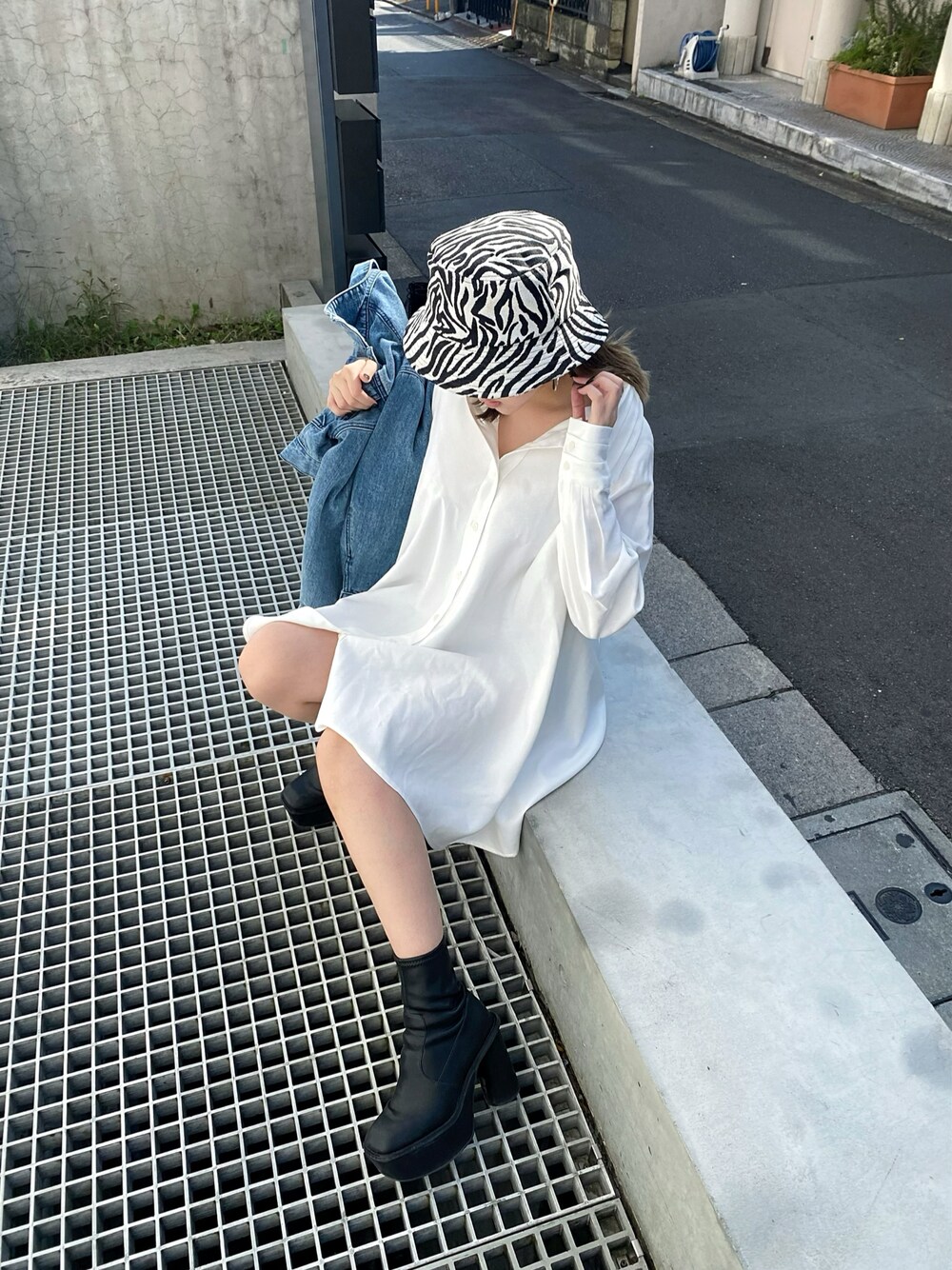 「秋のコーデ、ENVYM、ENVYMコーデ、envym_staff、envym、シャツワンピ、バケットハット」｜「ENVYMのＡラインシャツＯＰ（ワンピース、ホワイト系）」を使った、ENVYM_MADOKAさん（レディース・164cm）の秋コーディネートの1枚目の写真