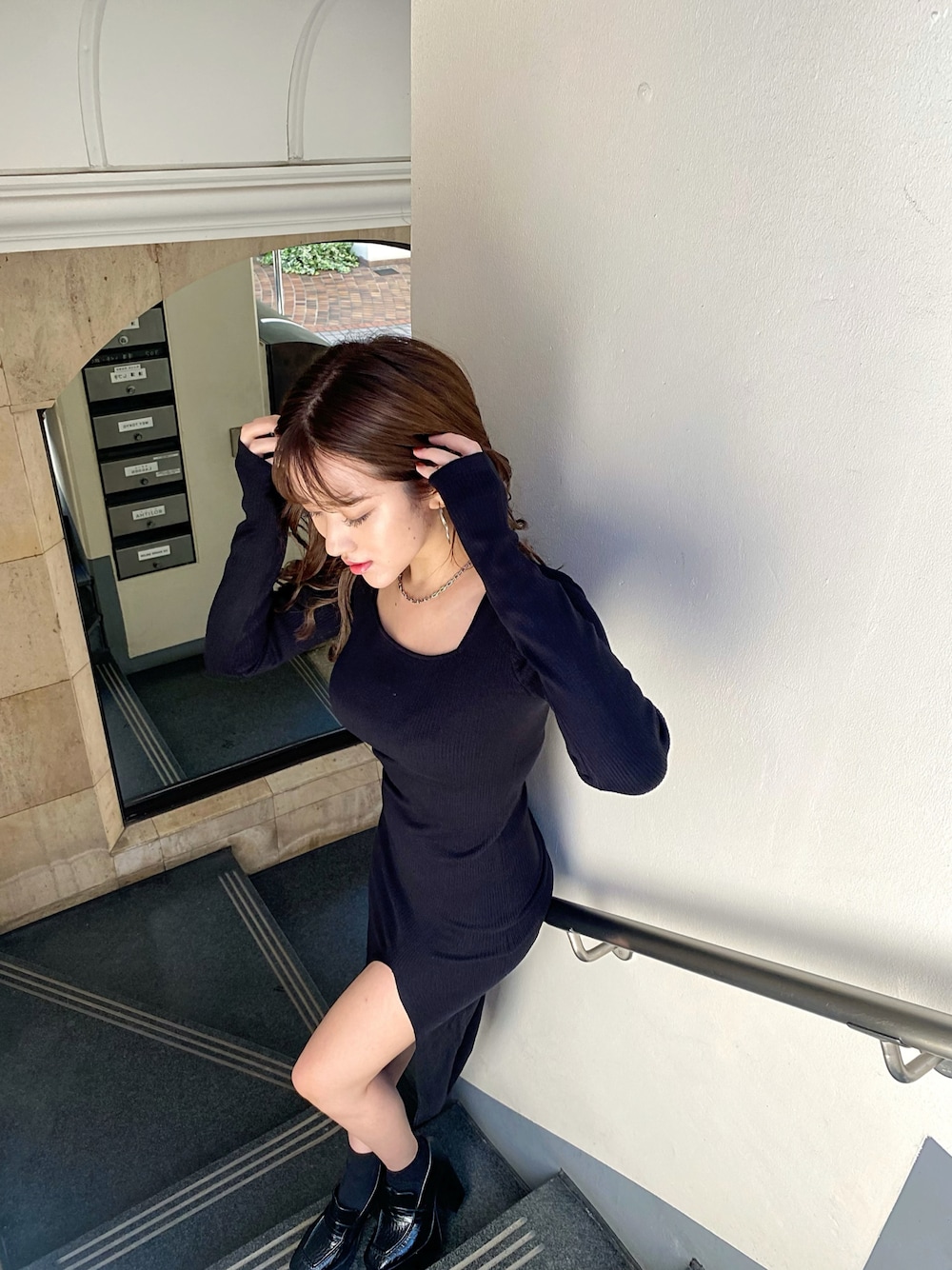「秋冬コーデ、カジュアル、ワンピース、大人かわいい、ロングワンピース、ENVYM、envym_staff、ENVYMコーデ」｜「ENVYMのスリットニットロングＯＰ（ワンピース、ブラック系）」を使った、ENVYM_MADOKAさん（レディース・164cm）の秋コーディネートの1枚目の写真