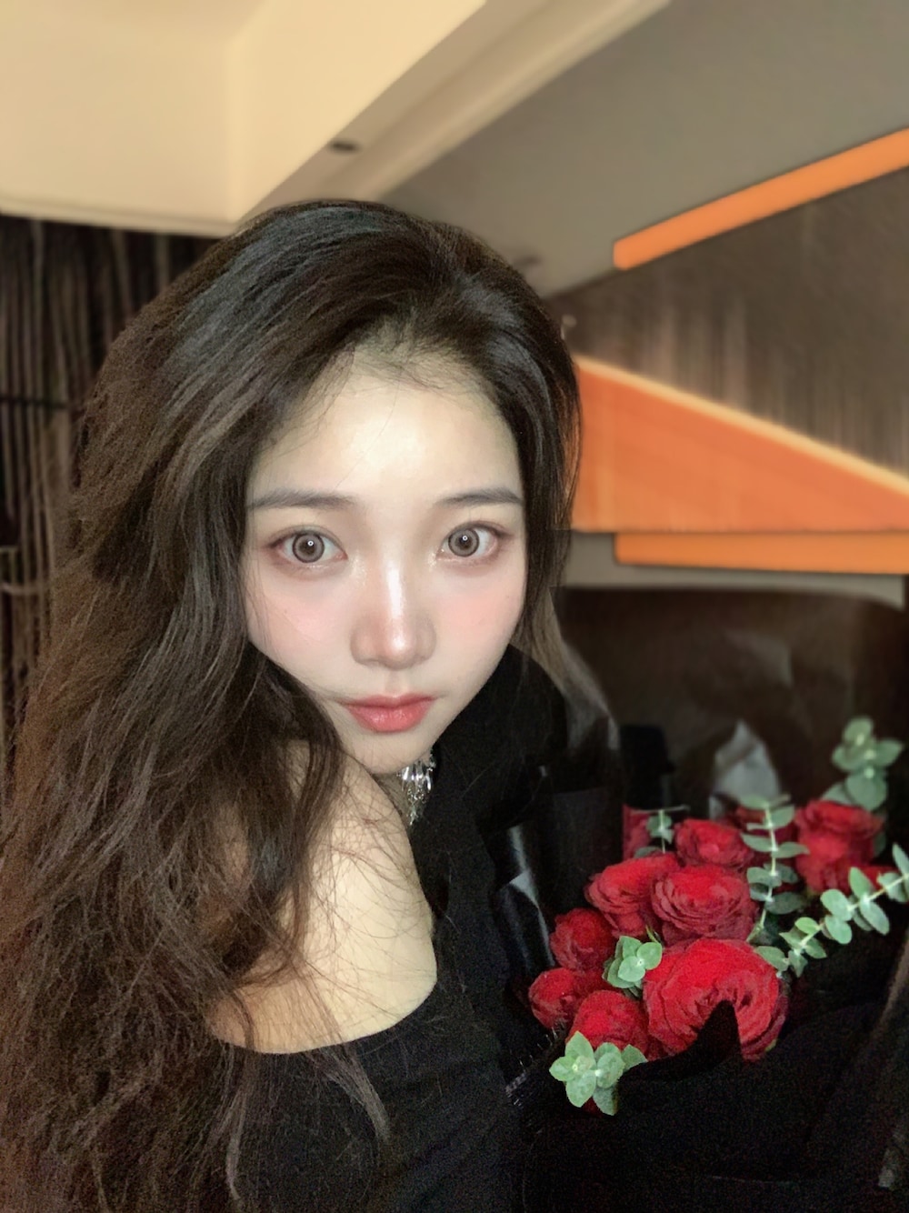 ブラック系のトップスを着用したレディースの夏コーディネートの1枚目の写真