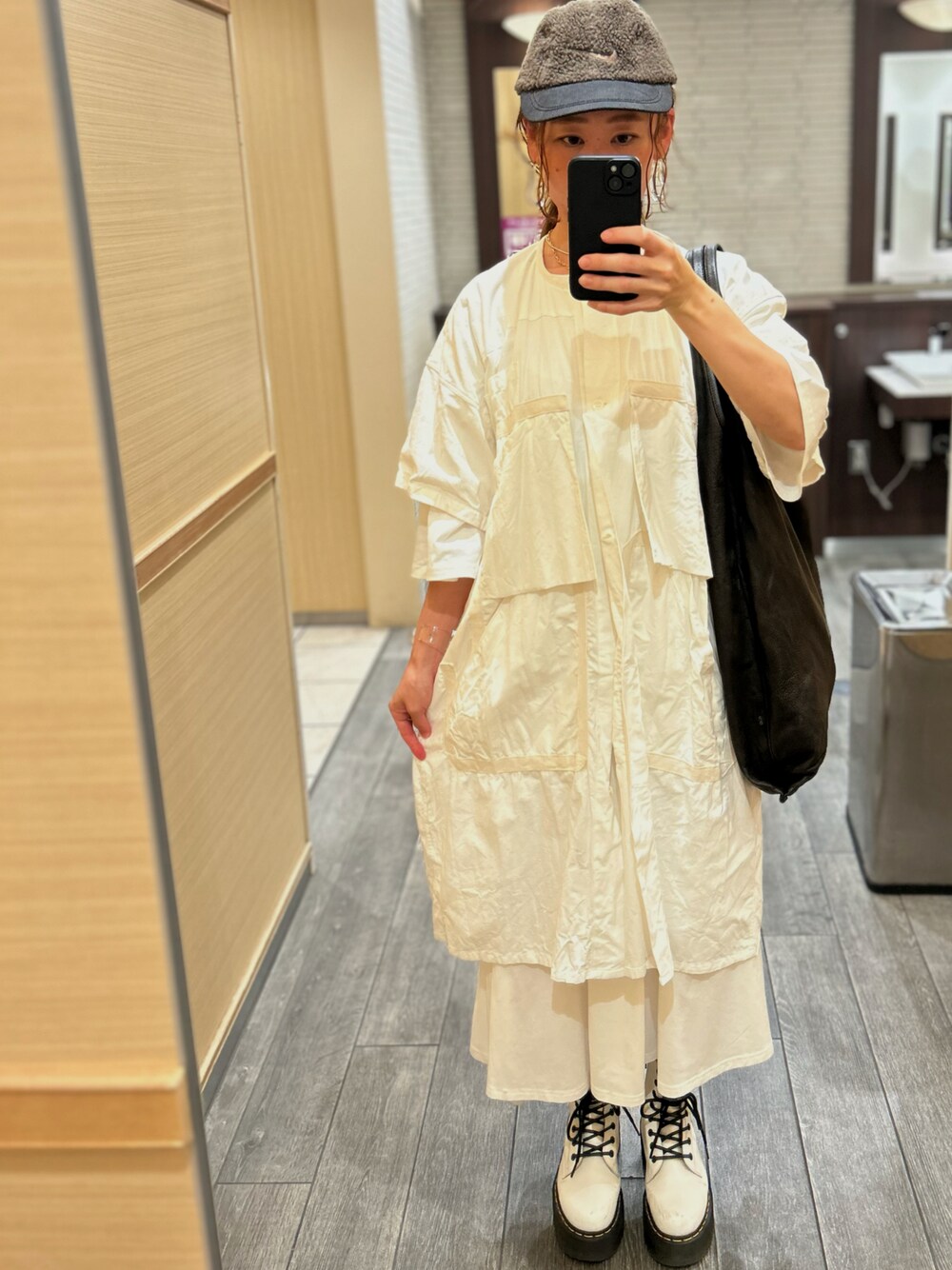 「秋のコーデ、大人カジュアル、お出かけコーデ、ホワイト、頂き物、おしゃれさんと繋がりたい、ブーツ、ショルダーバッグ、ワンピース、重ね着ワンピース、シンプルコーデ、モノトーン」｜「NIKEのアイテム（キャップ、グレー系）」を使った、くにやんさん（レディース・162cm）の秋コーディネートの1枚目の写真