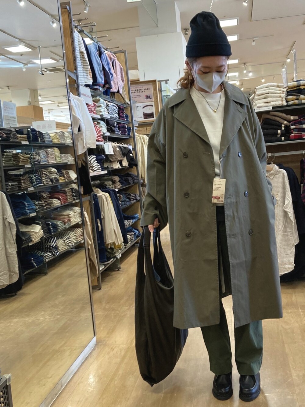 「シンプルコーデ、秋服コーデ、お洒落さんとつながりたい、プチプラ、カーキ、無印良品、パラブーツ、UNIQLO、クリスチャンポー、ニット帽、休日スタイル、メンズライク」｜「CHRISTIAN PEAUのアイテム（トートバッグ、ブラウン系）」を使った、くにやんさん（レディース・162cm）の秋コーディネートの1枚目の写真